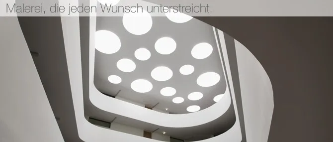 Weiße Decke mit runden Lichtöffnungen, darüber der Satz Malerei, die jeden Wunsch unterstreicht