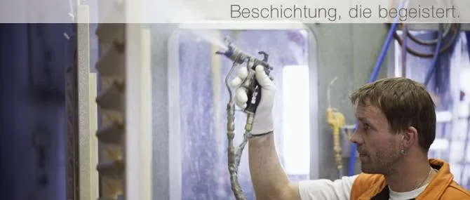 Mitarbeiter beim Spritzlackieren in der Kabine, darüber der Satz Beschichtung, die begeistert